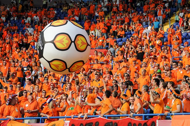 Een foto van Nederlandse voetbalsupporters in 2012